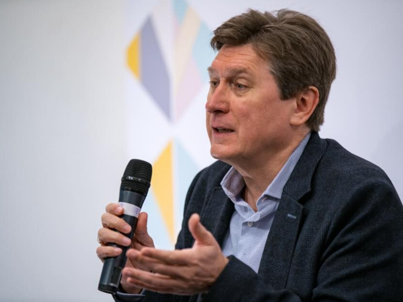 Сейчас нам всем нужно успокоиться. И Зеленскому и Залужному, Порошенко и Кличко, всем влиятельным политическим деятелям, их сторонникам, противникам и нервным депутатам