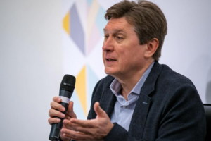 Сейчас нам всем нужно успокоиться. И Зеленскому и Залужному, Порошенко и Кличко, всем влиятельным политическим деятелям, их сторонникам, противникам и нервным депутатам