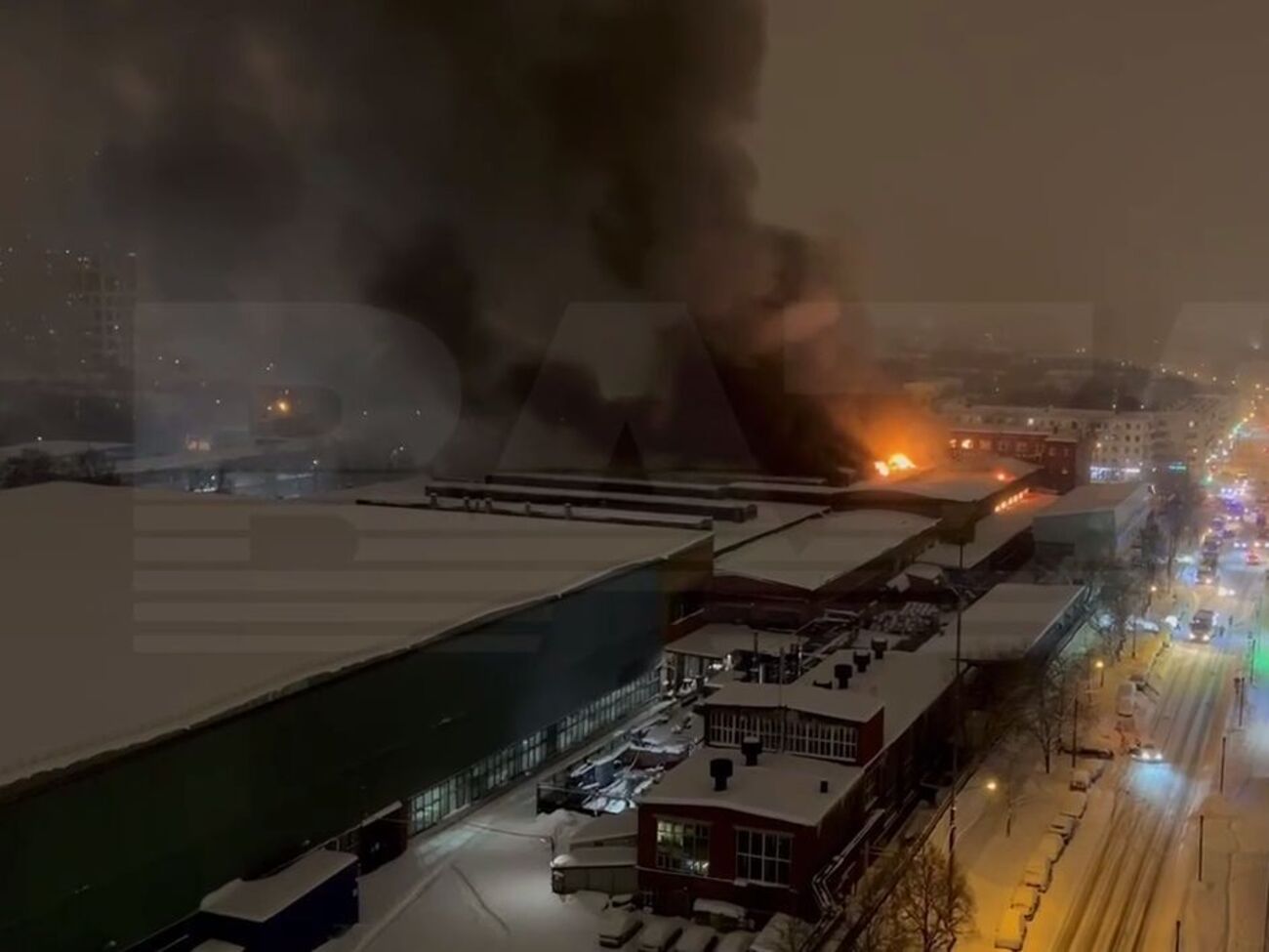 Пожежа швидко розповсюджується територією