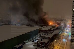 Пожежа швидко розповсюджується територією
