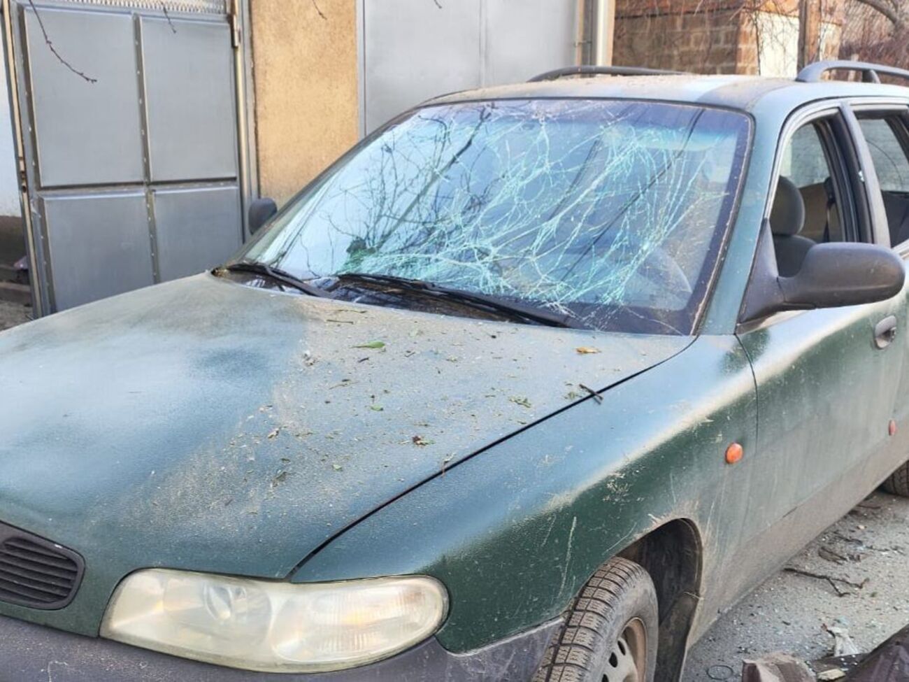 У Дніпрі внаслідок падіння уламків російської ракети побито легкові машини, зазначили в ОВА