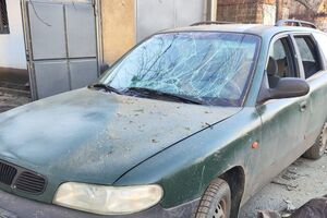 У Дніпрі внаслідок падіння уламків російської ракети побито легкові машини, зазначили в ОВА