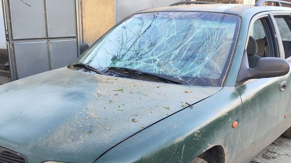 В Днепре в результате падения обломков российской ракеты побиты легковые машины, отметили в ОВА