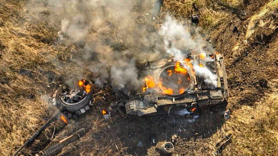 Украинские военные истощают силы врага вдоль всей линии фронта, отметили в Генштабе ВСУ