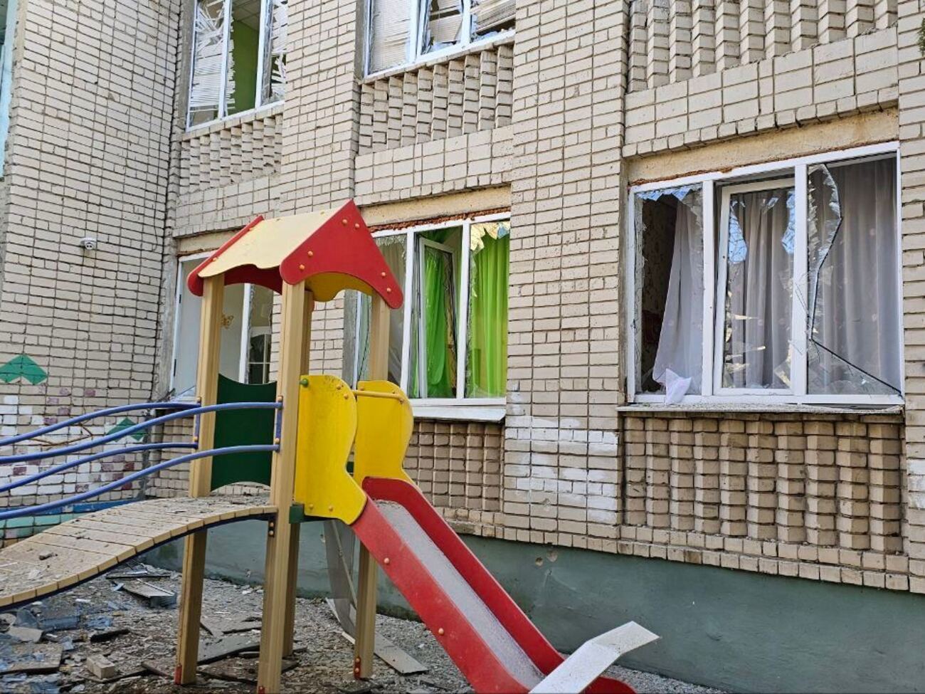 У будівлі пошкоджено стіни й вікна
