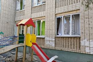 В здании повреждены стены и окна