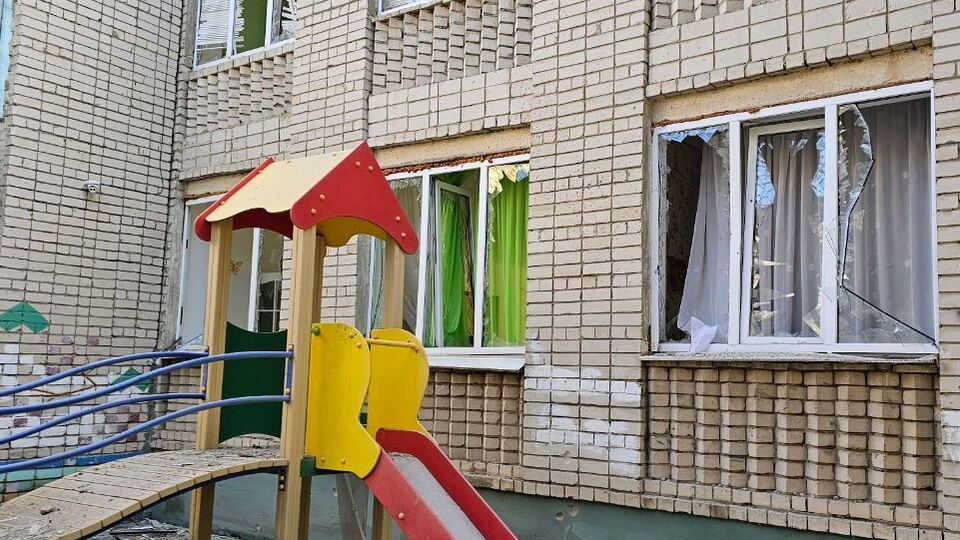В здании повреждены стены и окна