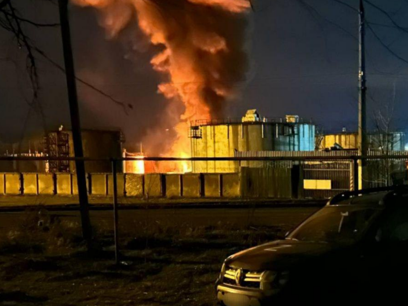 ВСУ нанесли удар по складу нефтепродуктов в Луганске