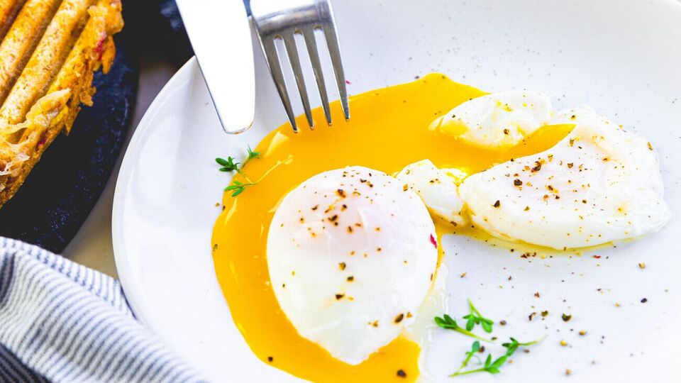 Яйцо пашот должно вариться ровно три минуты