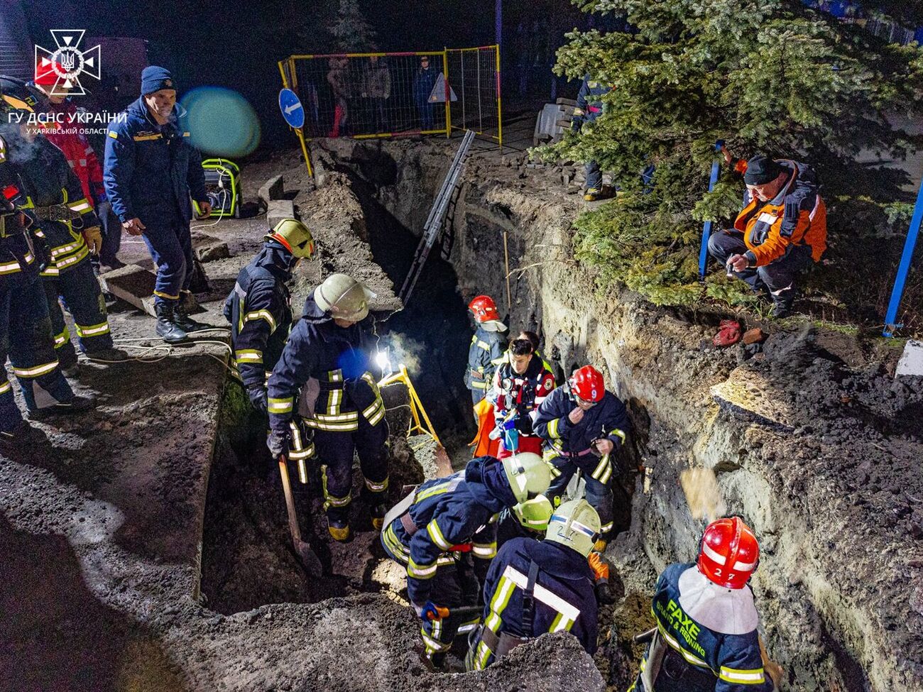 В ГСЧС отметили, что спасатели не успели вытащить живыми засыпанных людей