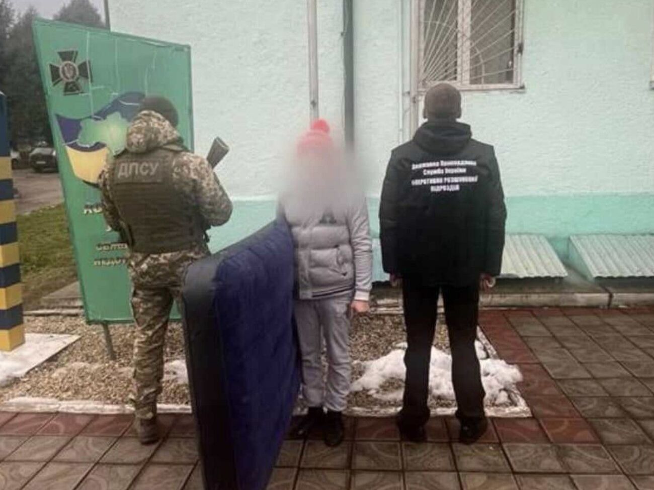 Чоловік невеликого зросту "вдягнув дитячу рожеву шапку, аби здаватися дитиною та відвернути увагу прикордонників", кажуть у ДПСУ