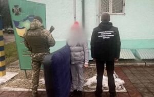Чоловік невеликого зросту "вдягнув дитячу рожеву шапку, аби здаватися дитиною та відвернути увагу прикордонників", кажуть у ДПСУ