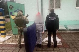Чоловік невеликого зросту "вдягнув дитячу рожеву шапку, аби здаватися дитиною та відвернути увагу прикордонників", кажуть у ДПСУ