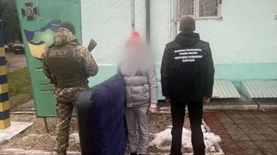 Чоловік невеликого зросту "вдягнув дитячу рожеву шапку, аби здаватися дитиною та відвернути увагу прикордонників", кажуть у ДПСУ
