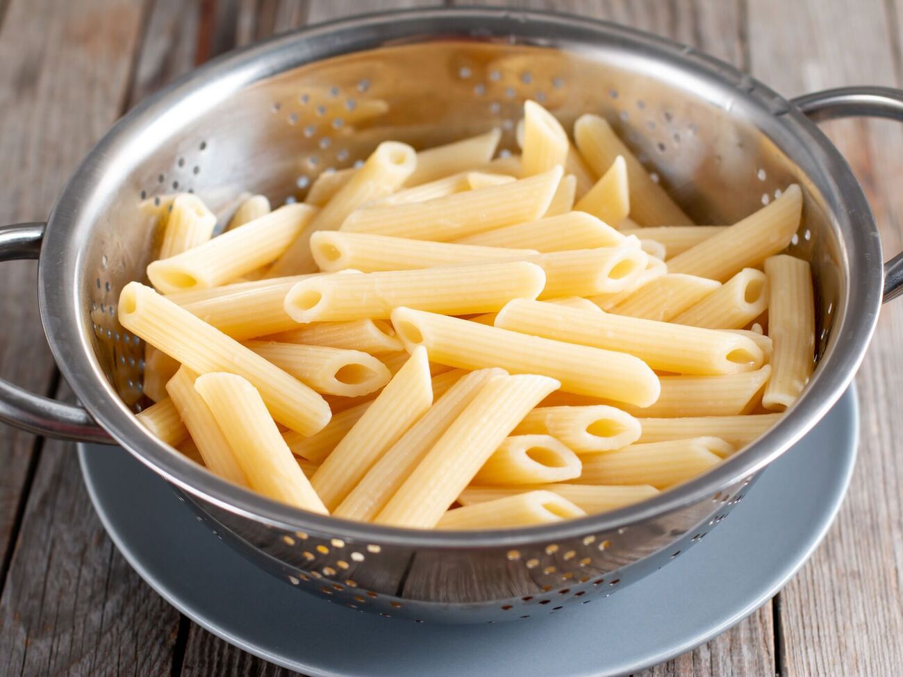Злити воду з макаронів можна новим акуратним способом