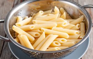 Злити воду з макаронів можна новим акуратним способом