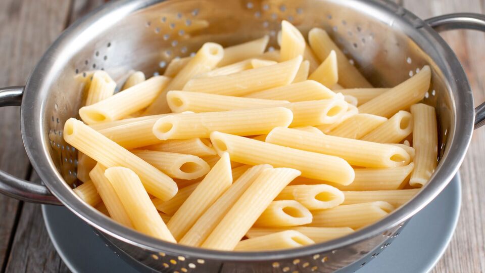 Злити воду з макаронів можна новим акуратним способом