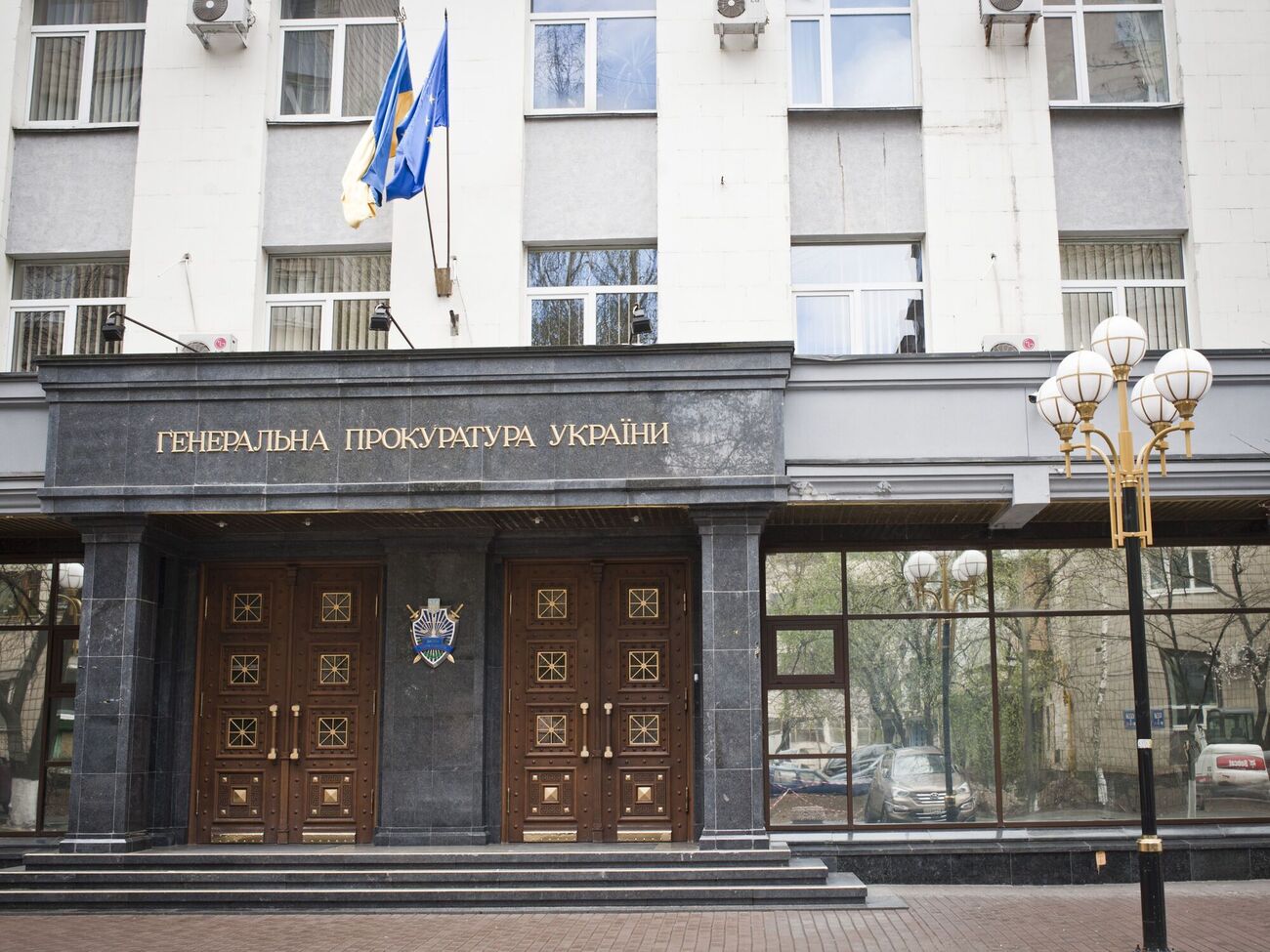 Журналісти зняли велику кількість людей із подарунками під будівлею ОГП
