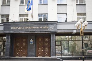 Журналісти зняли велику кількість людей із подарунками під будівлею ОГП