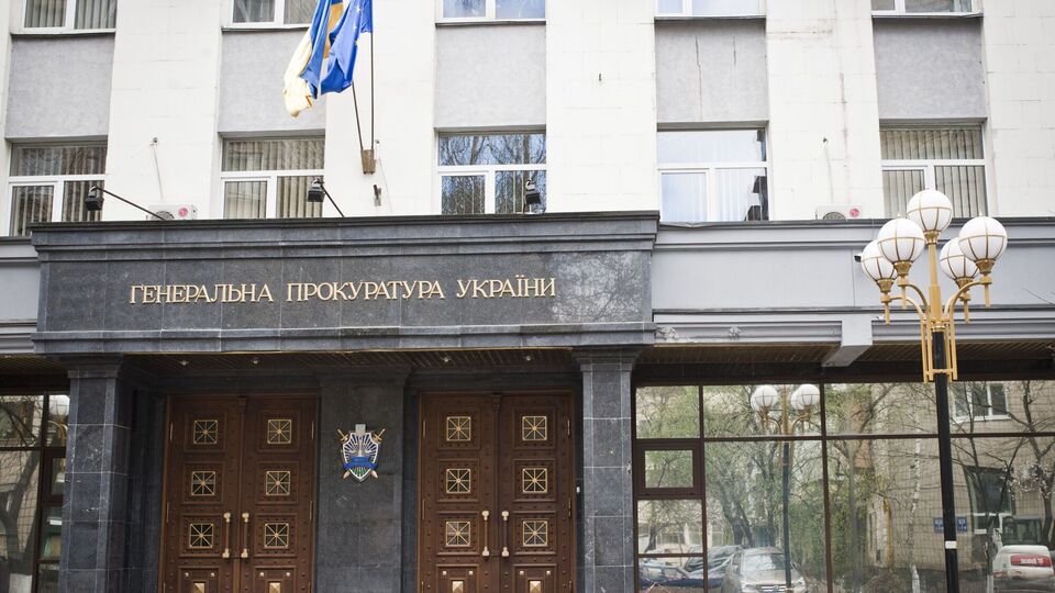 Журналісти зняли велику кількість людей із подарунками під будівлею ОГП