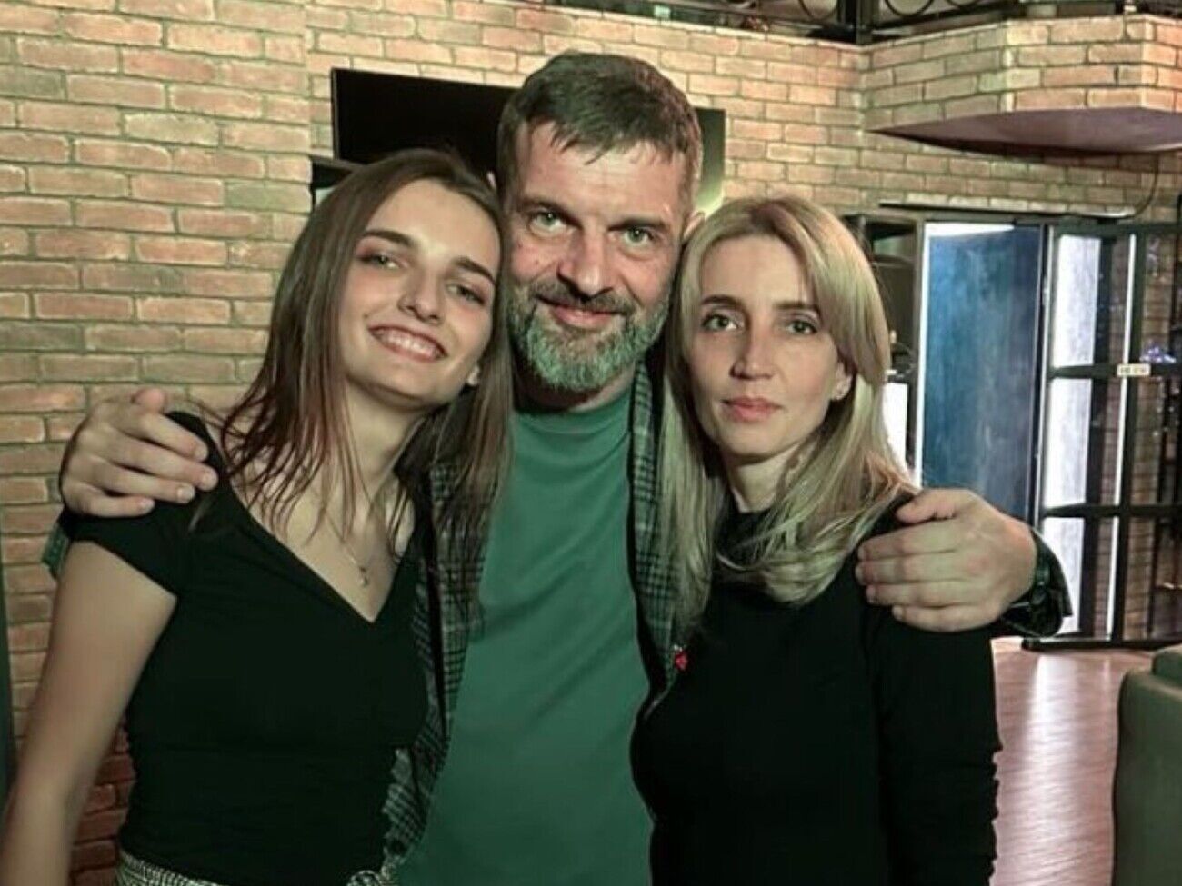 Дианов расстался с женой (справа) 13 лет назад, когда их дочери (слева) было девять лет