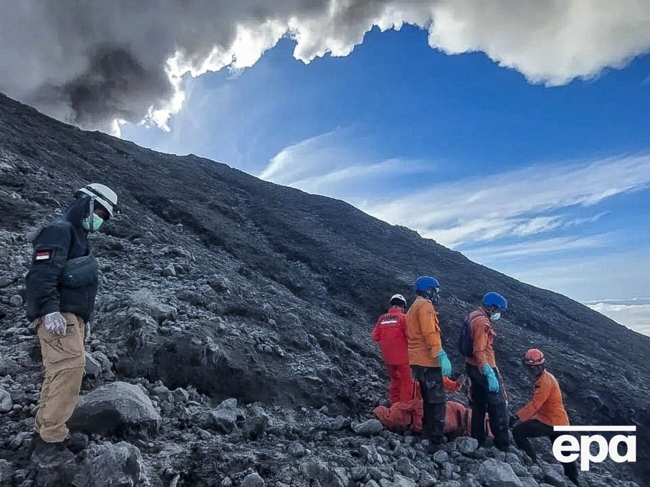 С декабря вулкан Мерапи начал извергаться