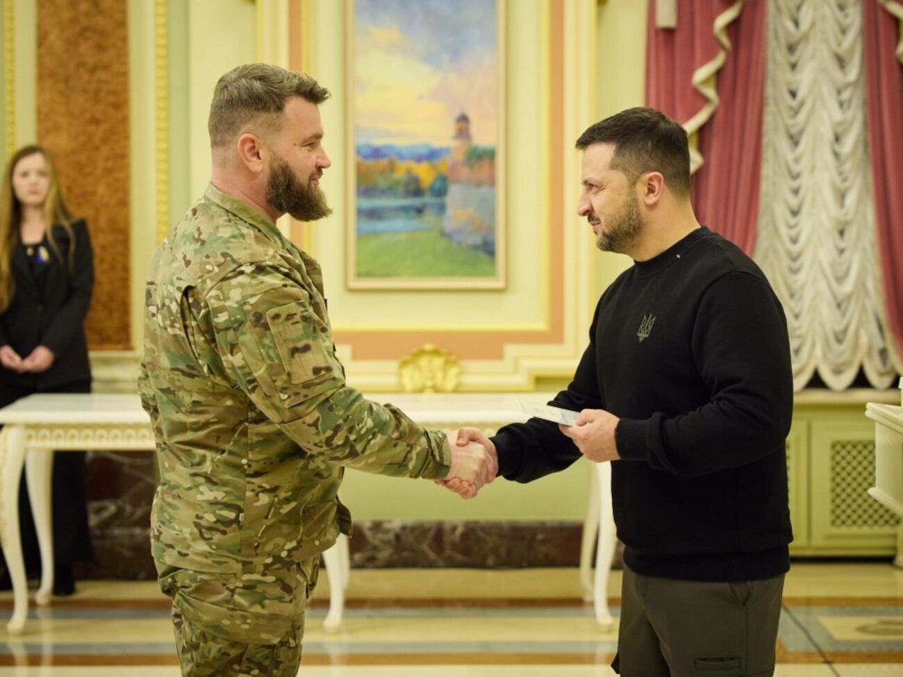 Найближчим часом держава "забезпечить квартирами всіх Героїв України", зазначив Зеленський (праворуч)