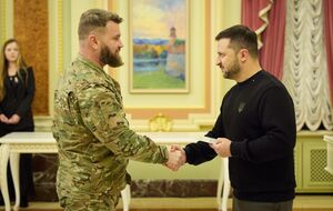 В ближайшее время государство "обеспечит квартирами всех Героев Украины", отметил Зеленский (справа)