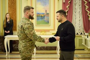 Найближчим часом держава "забезпечить квартирами всіх Героїв України", зазначив Зеленський (праворуч)