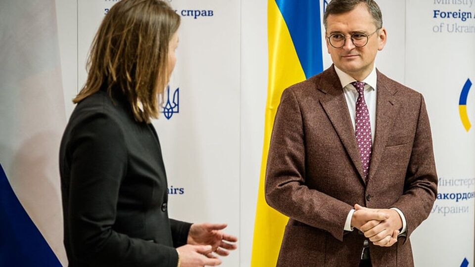 Нидерланды будут поддерживать решение о начале переговоров с Украиной о членстве в ЕС, отметил на пресс-конференции с Ханке Брюинс Слот Кулеба