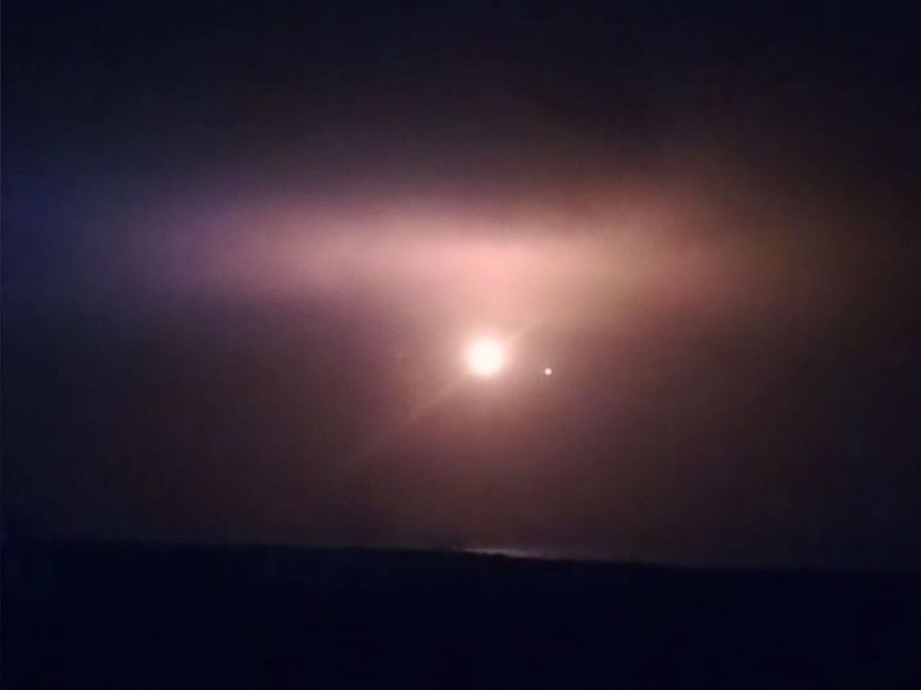 На обнародованном Олещуком видео видны уничтожения ударных беспилотников оккупантов вечером над морем