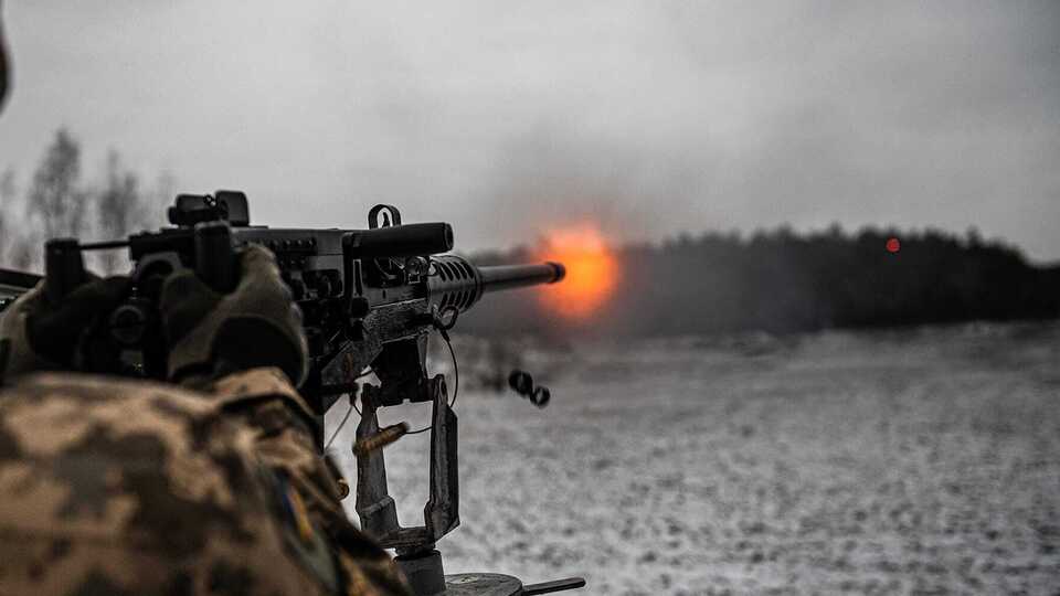 Украинские военные под Авдеевкой "стойко держат оборону, нанося врагу значительные потери", говорят в Генштабе
