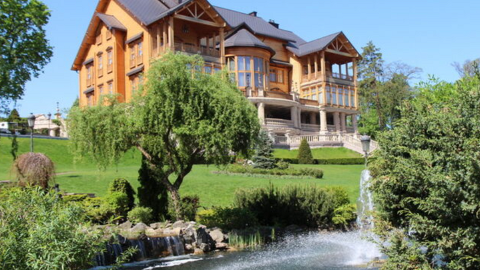 Парк "Межигорье" стал одной из баз, где фальсификаторы производили "фирменные" продукты питания