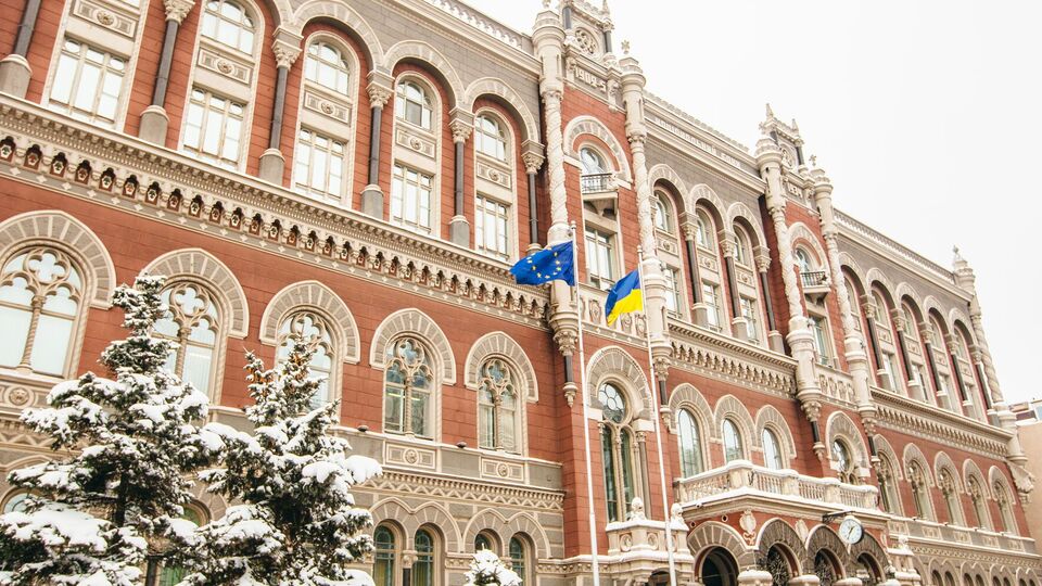 Интервенции НБУ для поддержания курсовой устойчивости и долговые выплаты Украины были компенсированы поступлениями от международных партнеров, отметили в Нацбанке