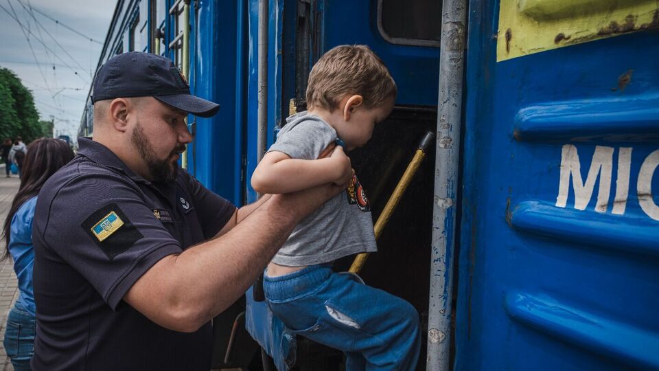 В Херсонской области из 23 населенных пунктов эвакуировали 651 ребенка с семьями, отметили в ОВА