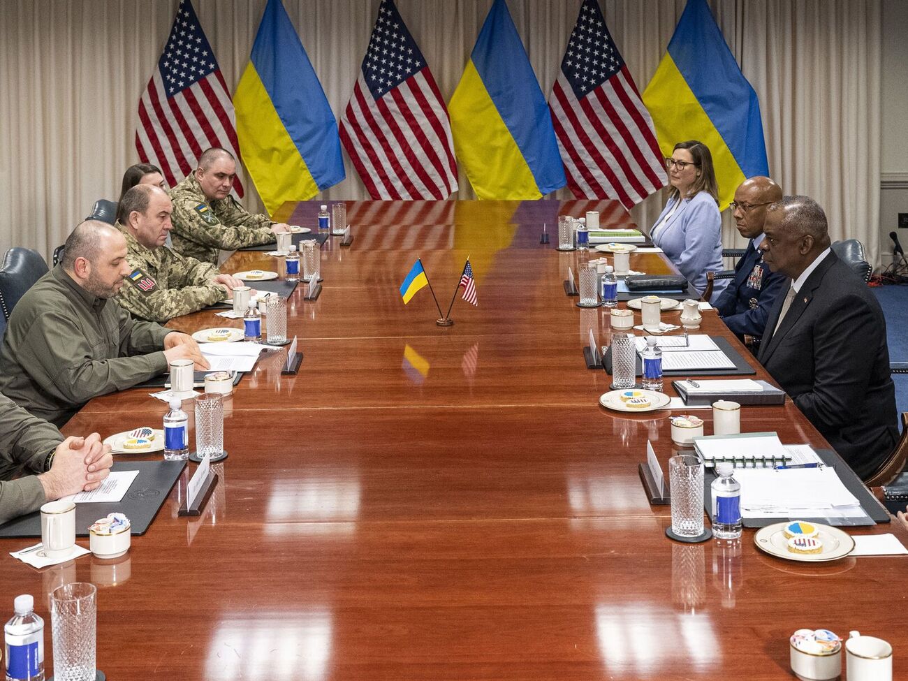 Остин провел двусторонние дискуссии с Умеровым после конференции оборонных индустрий, отметили в минобороны США