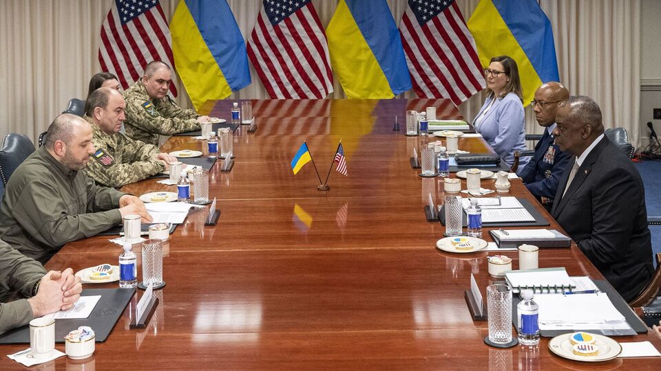Остін провів двосторонні дискусії з Умєровим після конференції оборонних індустрій, зазначили в міноборони США