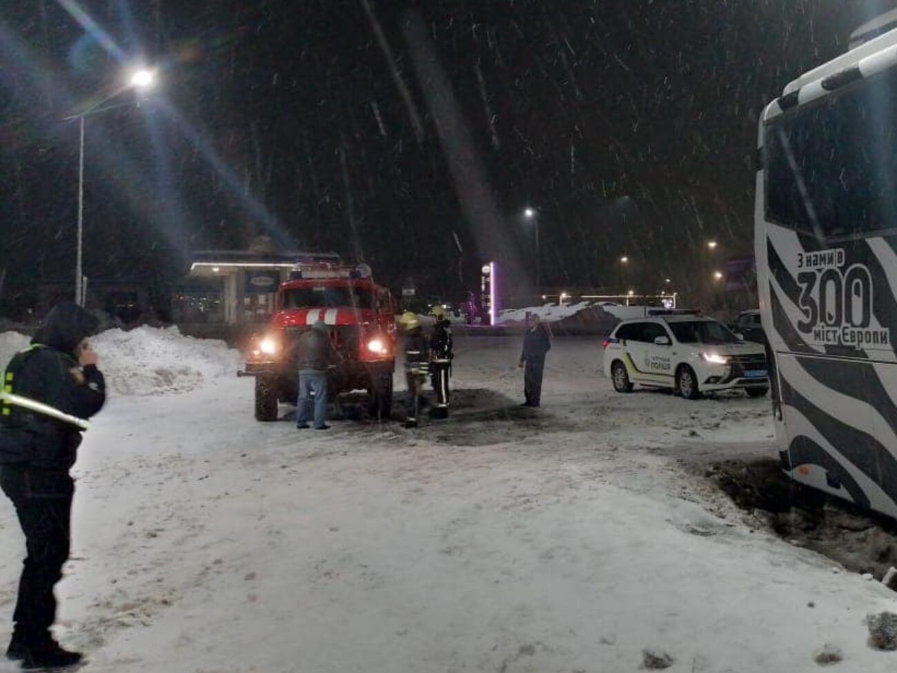 В сугробах на Волыни ночью застряли рейсовый автобус и грузовик
