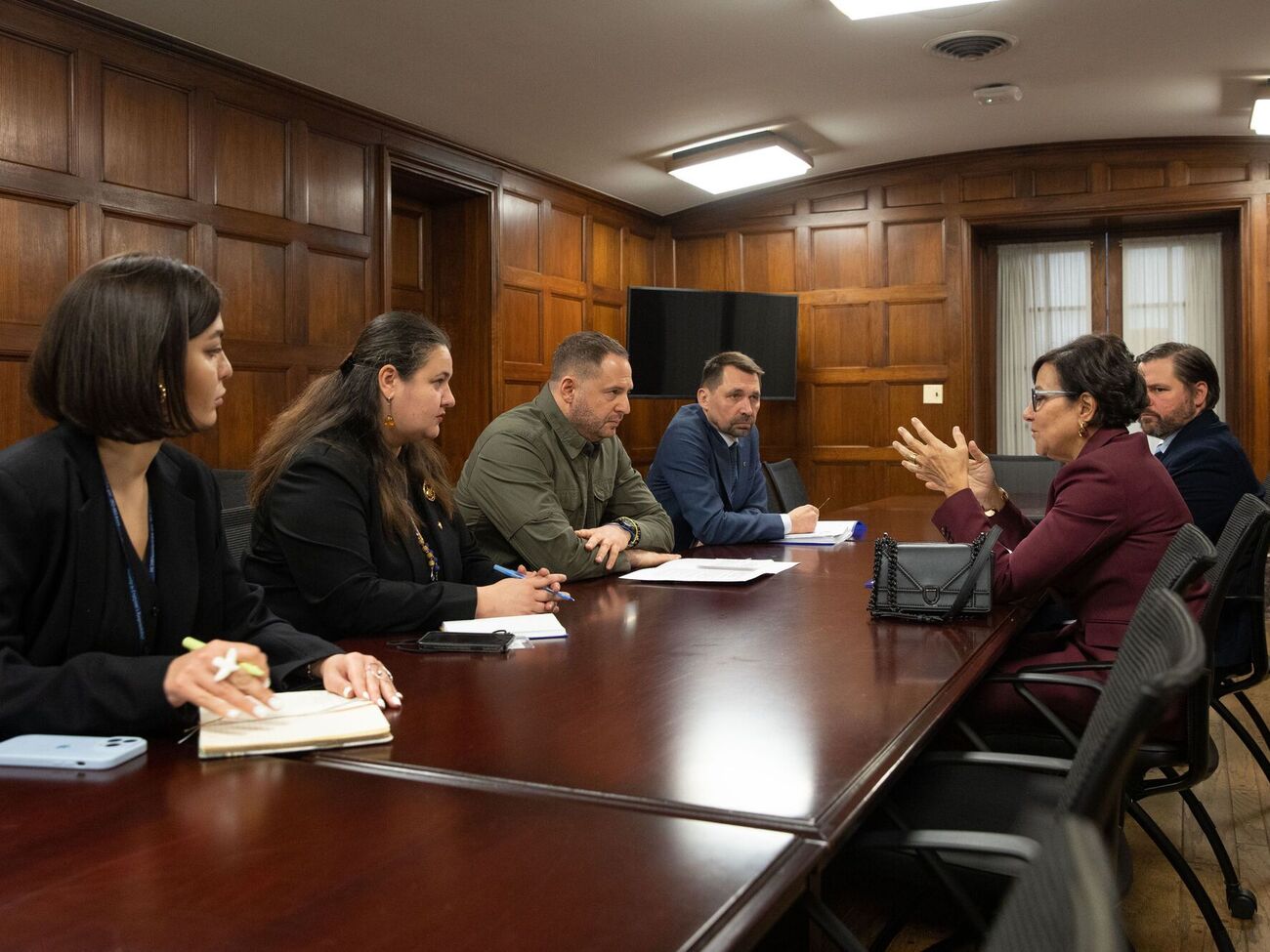 Собеседники отметили высокий уровень участия американских и международных оборонных компаний в конференции в США