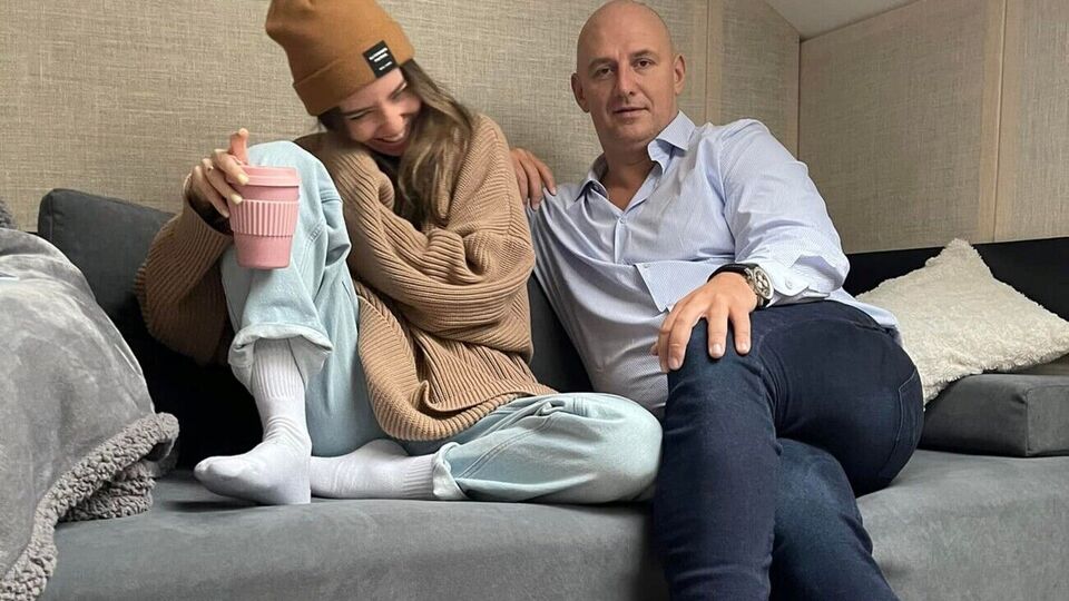 Потап до марта 2020 года продюсировал группу "Время и стекло", участницей которой была Дорофеева