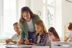 Новогодние подарки дети из Мариуполя получат в гуманитарных хабах "ЯМариуполь" в 16 городах Украины