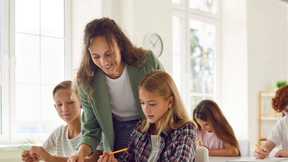 Новорічні подарунки діти з Маріуполя отримають у гуманітарних хабах "ЯМаріуполь" у 16 містах України