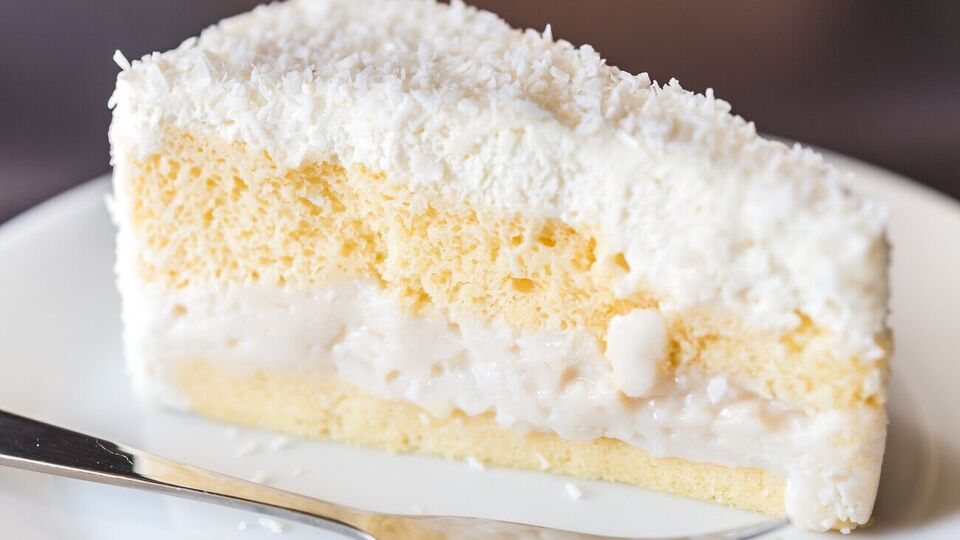 Выпекайте бисквитные коржи в духовке при 170 °C около 40 минут