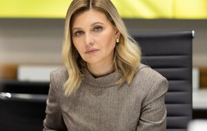 Перша леді України з'явилася на публіці в піджаку крою "задом наперед" – з лацканами на спині й розрізом спереду. Відео, фото