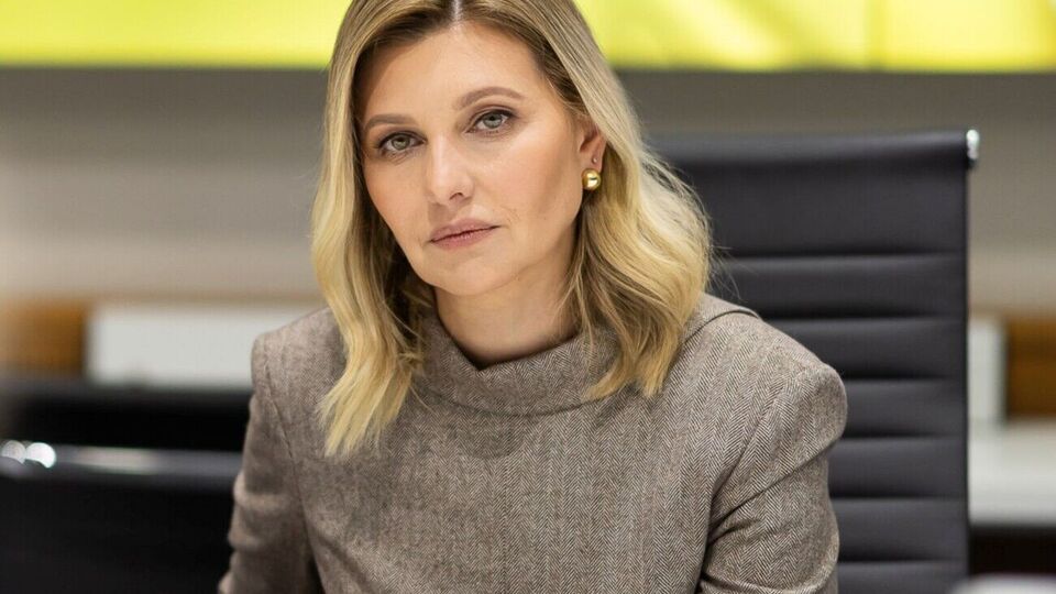 Перша леді України з'явилася на публіці в піджаку крою "задом наперед" – з лацканами на спині й розрізом спереду. Відео, фото