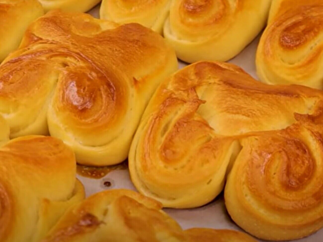 Выпекайте булочки при 180 °C 25 минут