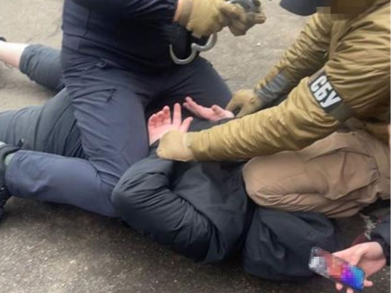 Під час обшуку за місцем проживання затриманого виявили мобільний телефон із доказами комунікації з агресором