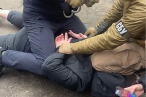 Во время обыска по месту жительства задержанного был обнаружен мобильный телефон с доказательствами коммуникации с агрессором