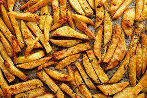 Выпекайте картофель 25–30 минут при 200–220 °C