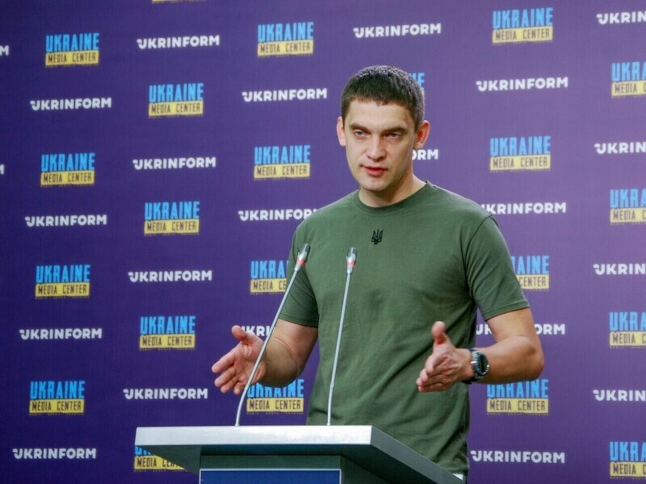 Оккупанты раздают повестки в Мелитополе и агитируют местное население идти на контрактную службу в армию страны-оккупанта РФ, рассказал Федоров